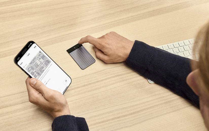 امرأة تضغط على مسجل الصوت الذكي الخاص بها أثناء التقاط صورة على هاتفها الذكي