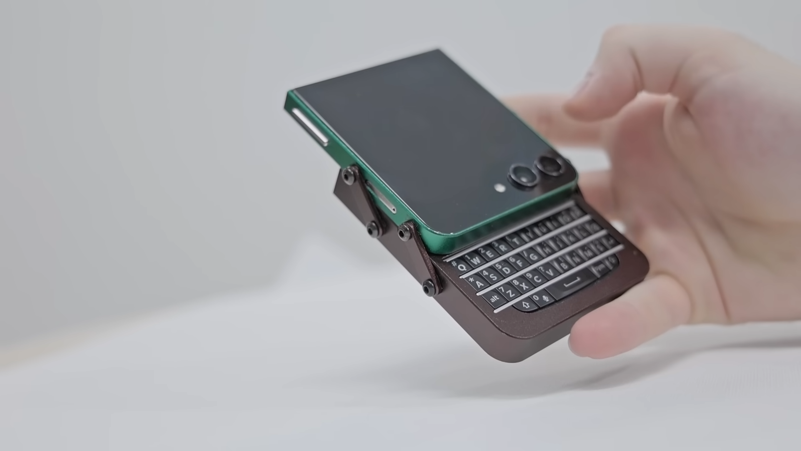 يوتيوبر يصنع هاتف Android مخصصًا بتصميم فريد ومواصفات مذهلة