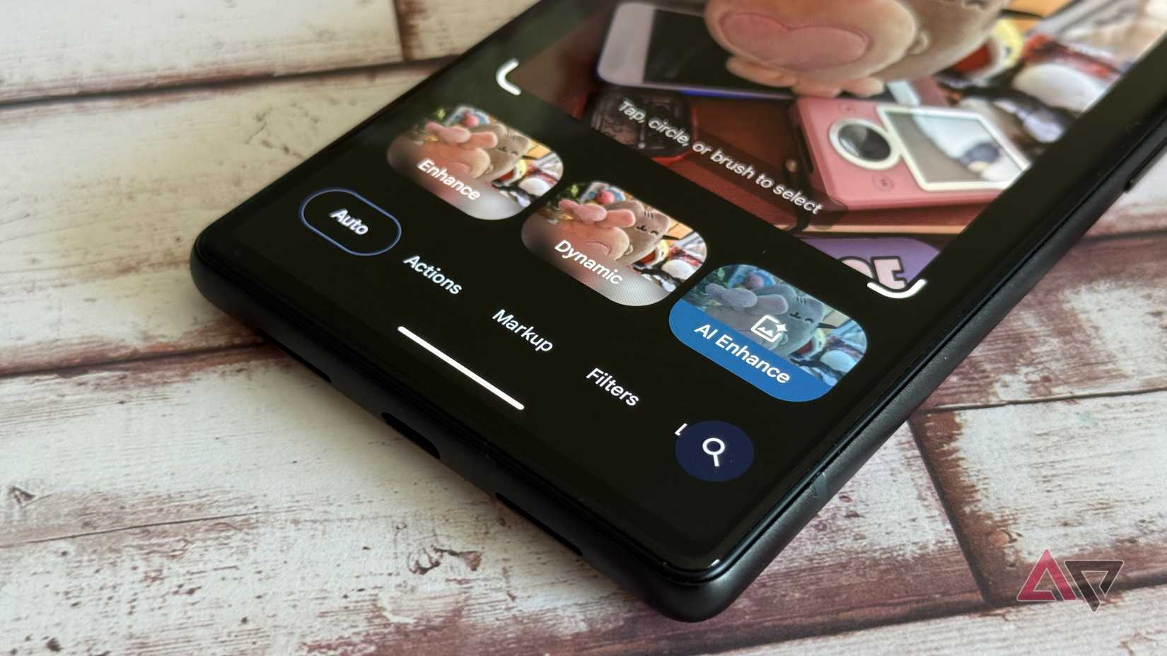 تحسين الصور بالذكاء الاصطناعي على Google Pixel 6 الذي يعمل بنظام Material 3 Expressive