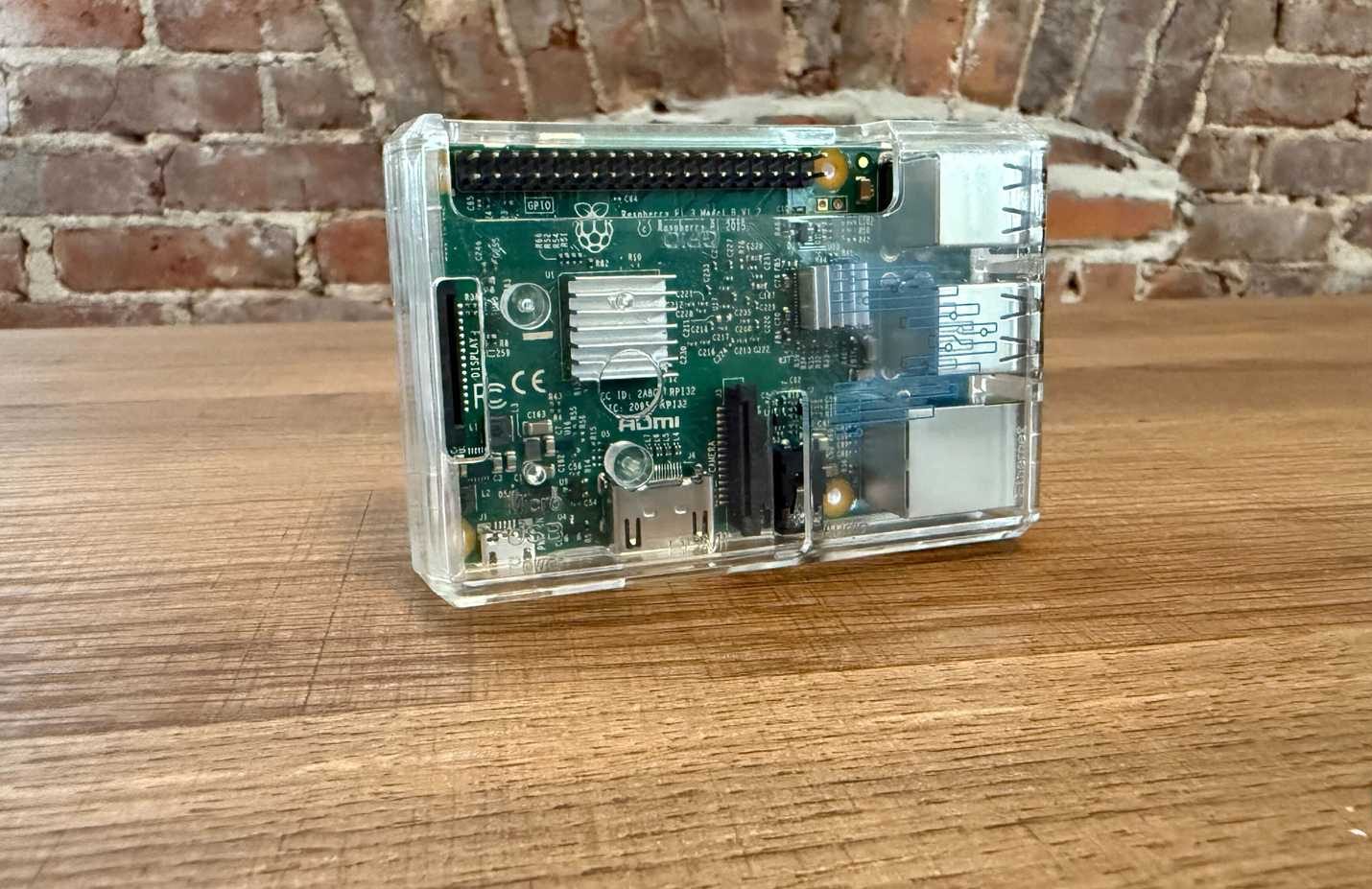 Raspberry Pi 3 المستخدم كمحور نسخ احتياطي للكاميرا أثناء السفر.