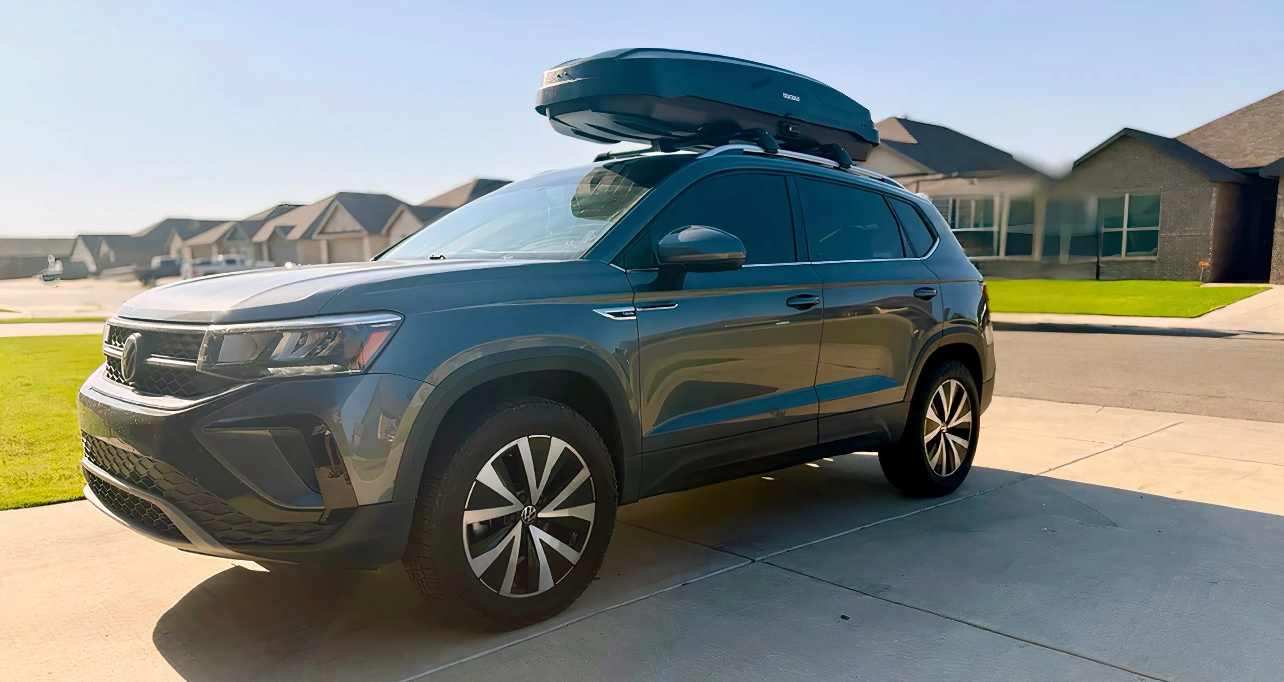 صورة ثابتة لسيارتي فولكس فاجن تاوس 2022 مع صندوق Yakima SkyBox NX Skinny المثبت على رف السقف