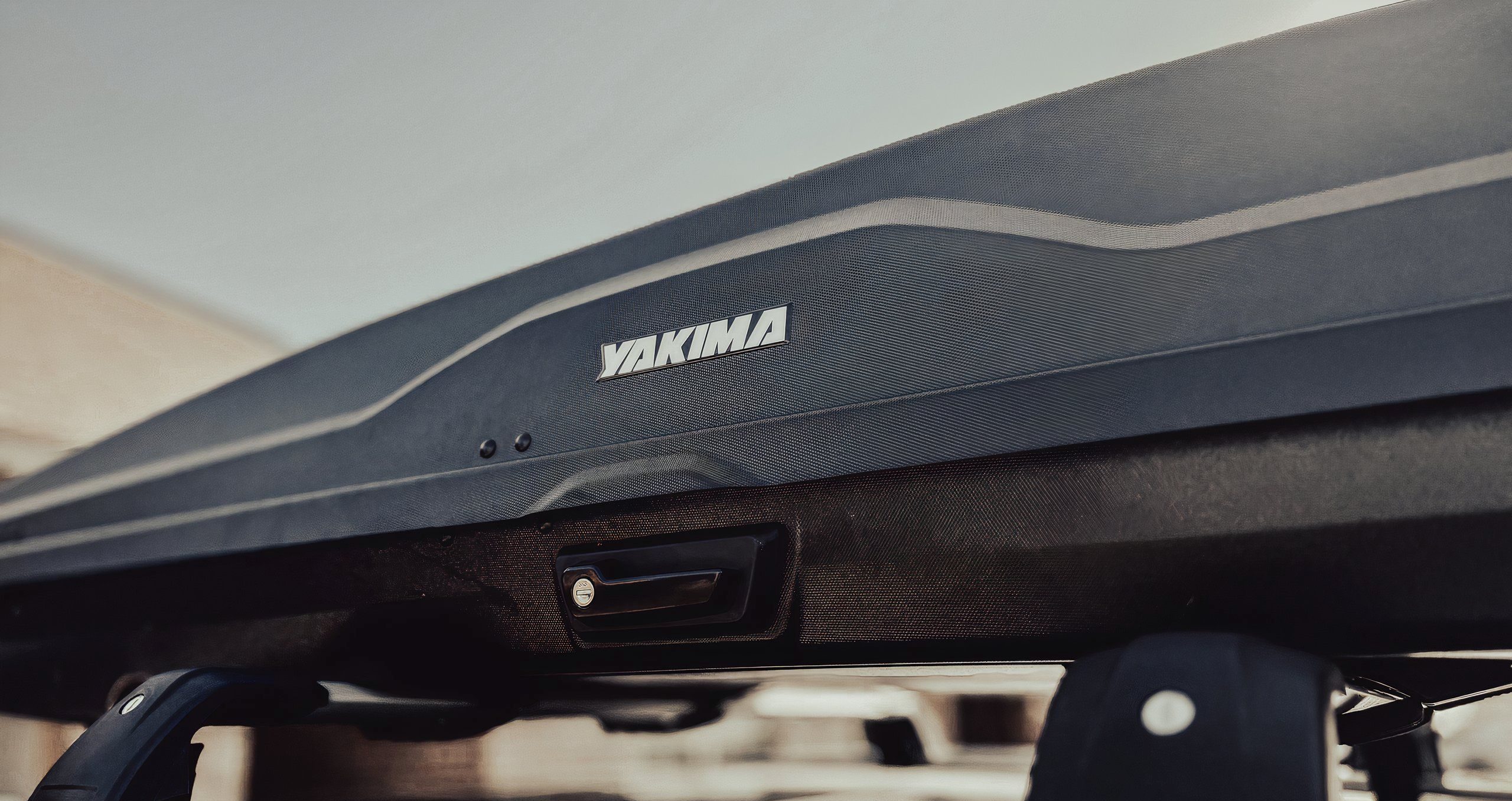 صورة ثابتة لصندوق Yakima NX Skinny Roof Box.