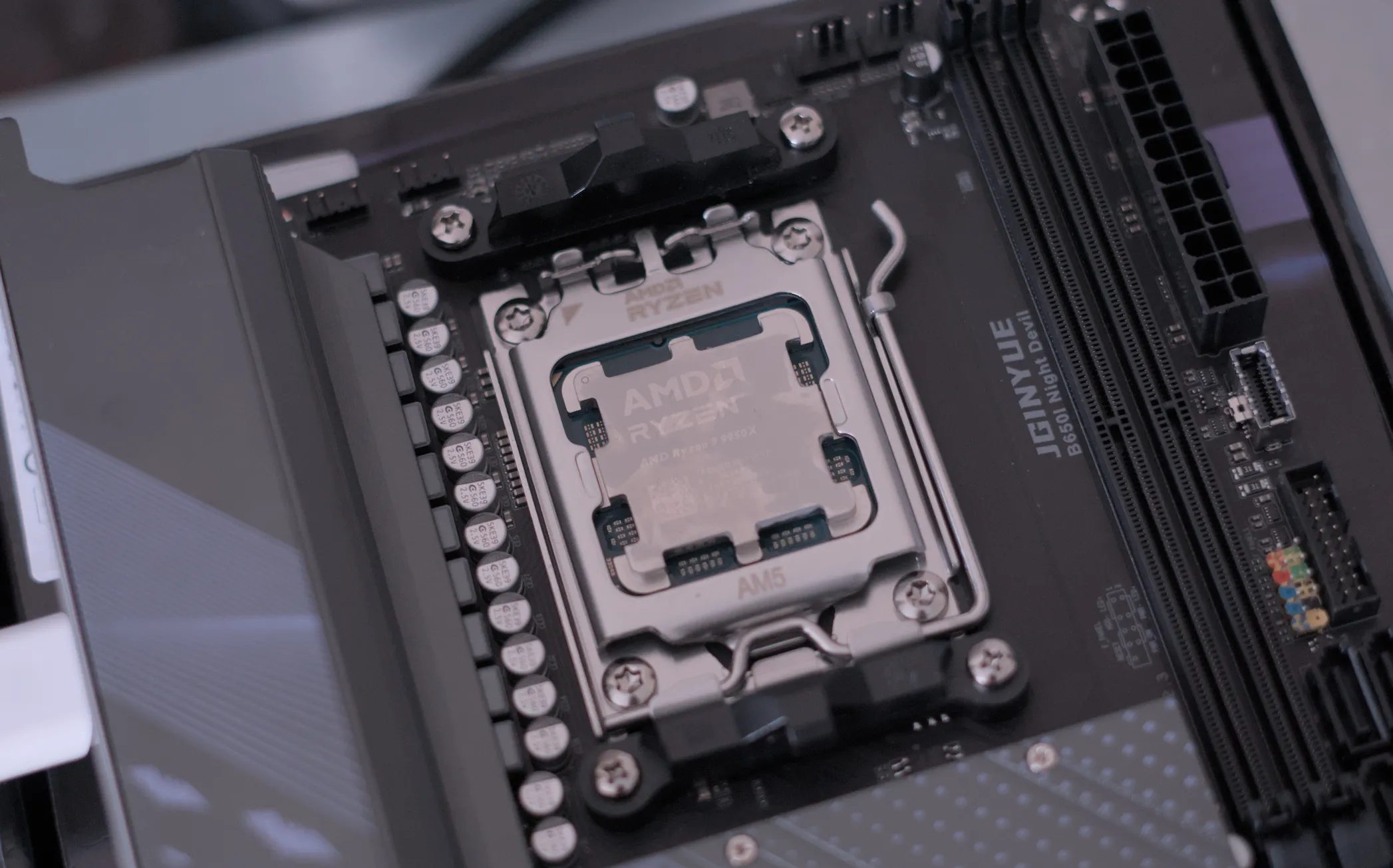 jginyue-b650i-night-devil-9950x-installed