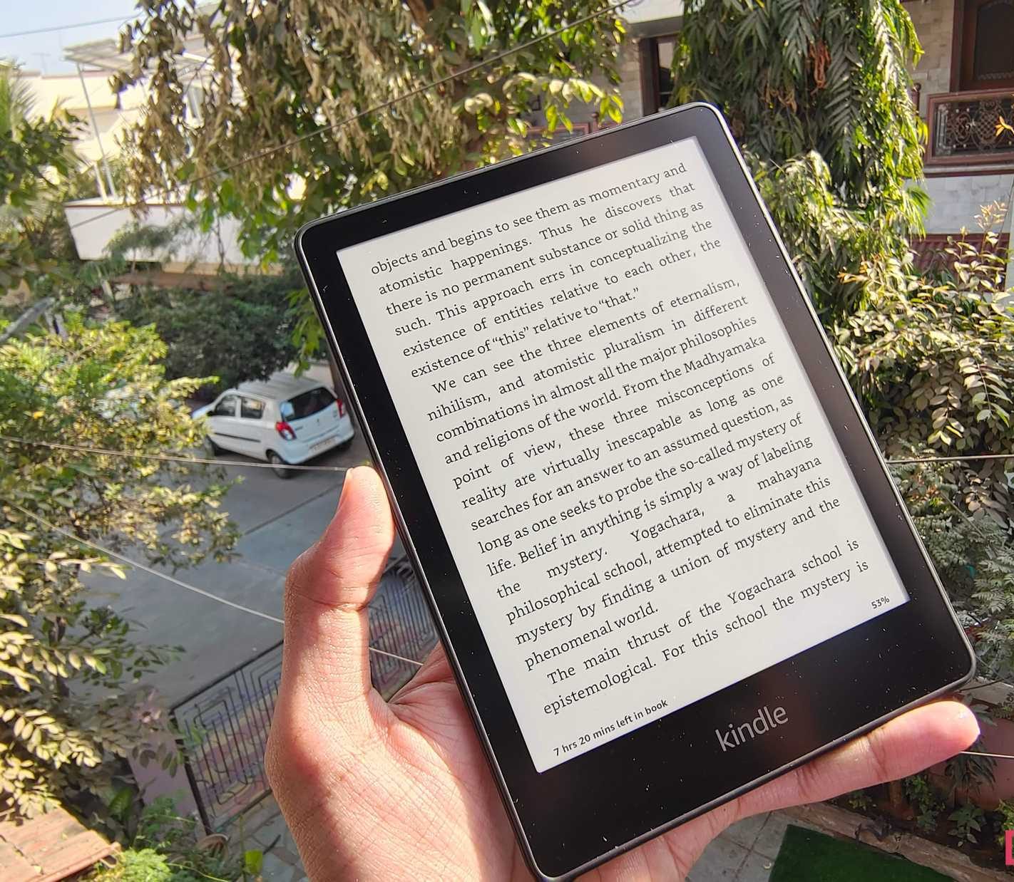 جهاز Kindle Paperwhite 2 في اليد