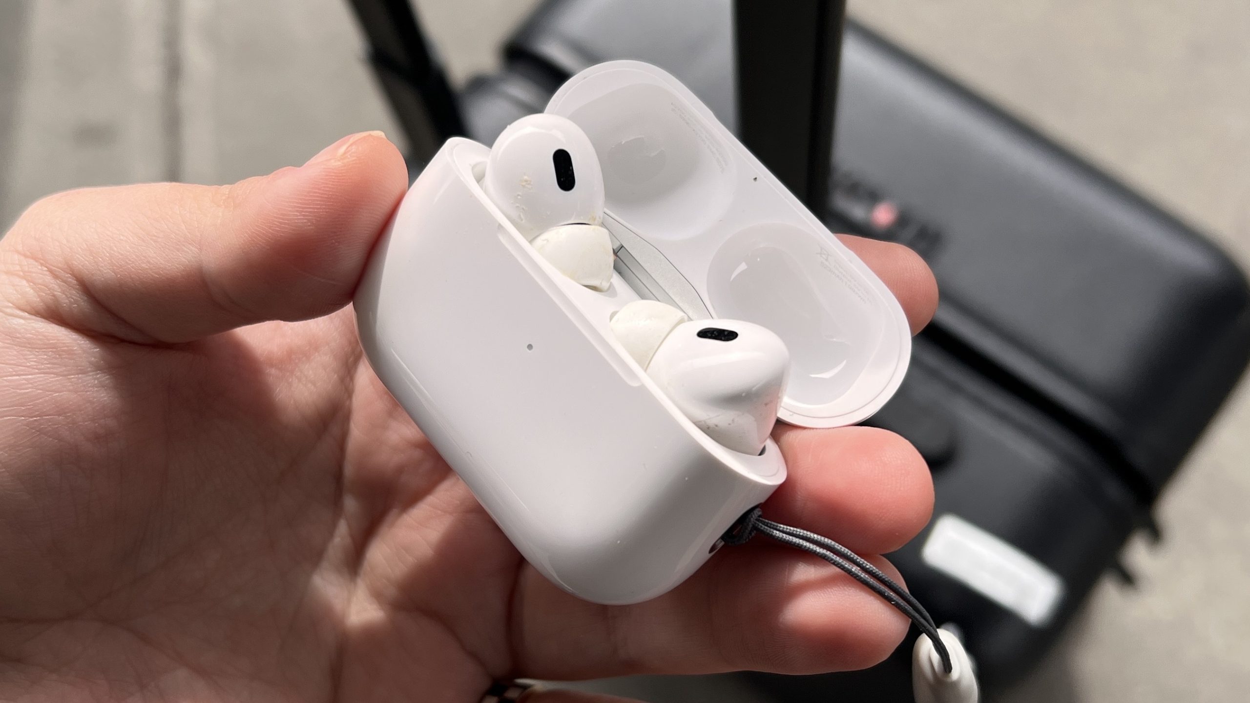 لماذا لا يأتي AirPods Pro 3 بكابل شحن؟ وهل هذا جيد؟