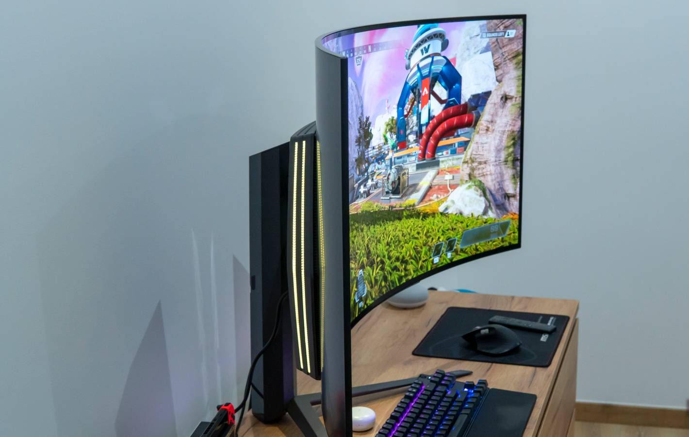 3 أسباب دفعتني للعودة إلى شاشة مسطحة بعد استخدام شاشة منحنية: مراجعة شاملة ومقارنة بين النوعين