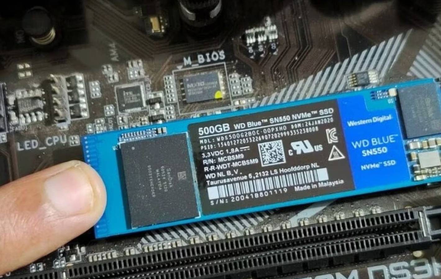 ترقية بسيطة واقتصادية للحاسوب: استخدام قرص SSD صغير كقرص تخزين مؤقت (Scratch Disk) لتحسين الأداء