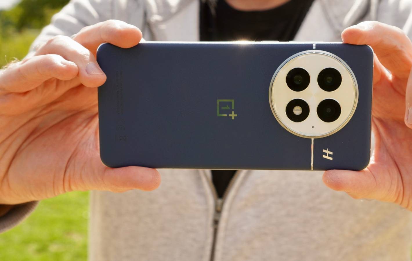 هاتف OnePlus 15 سيأتي بكاميرا زوم مُحسَّنة بشكل ملحوظ: ترقية كبيرة في قدرات التصوير عن بُعد.