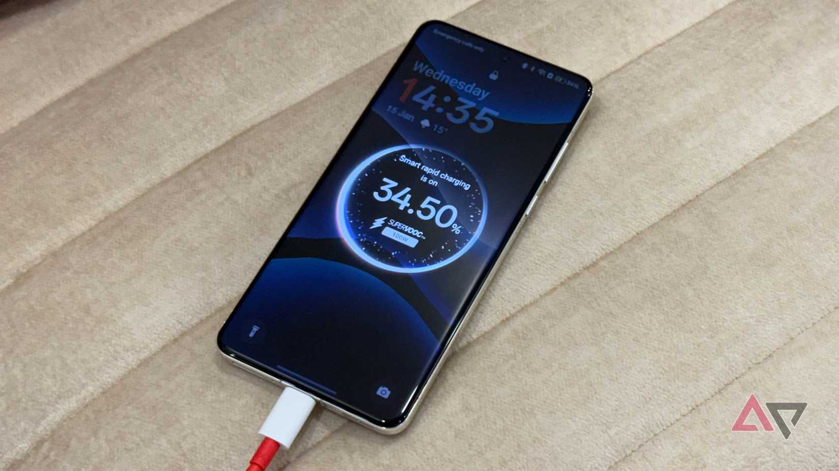 OnePlus 13 charging with SuperVOOC, screen displaying charging animation