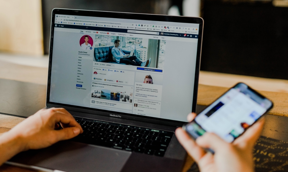 شخص يستخدم جهاز MacBook Pro و iPhone