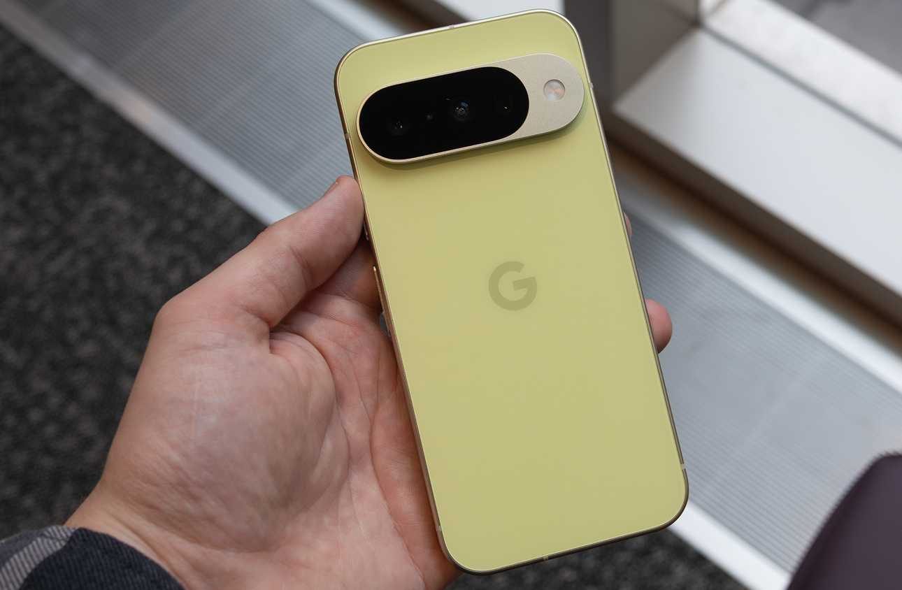 إمساك جهاز Pixel 10