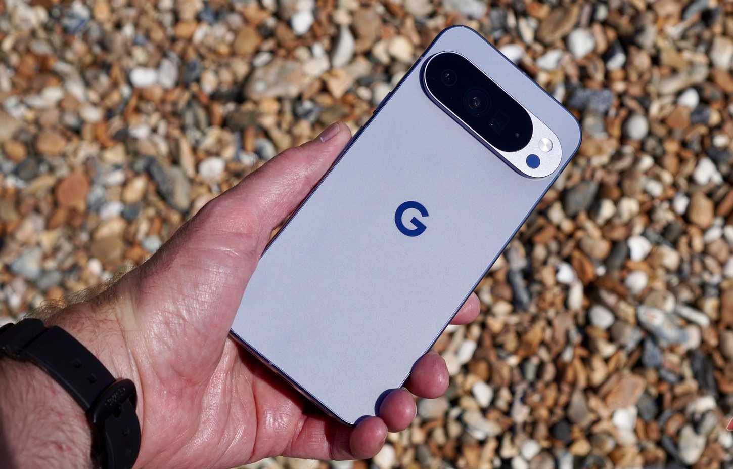 شخص يحمل Google Pixel 10 Pro XL