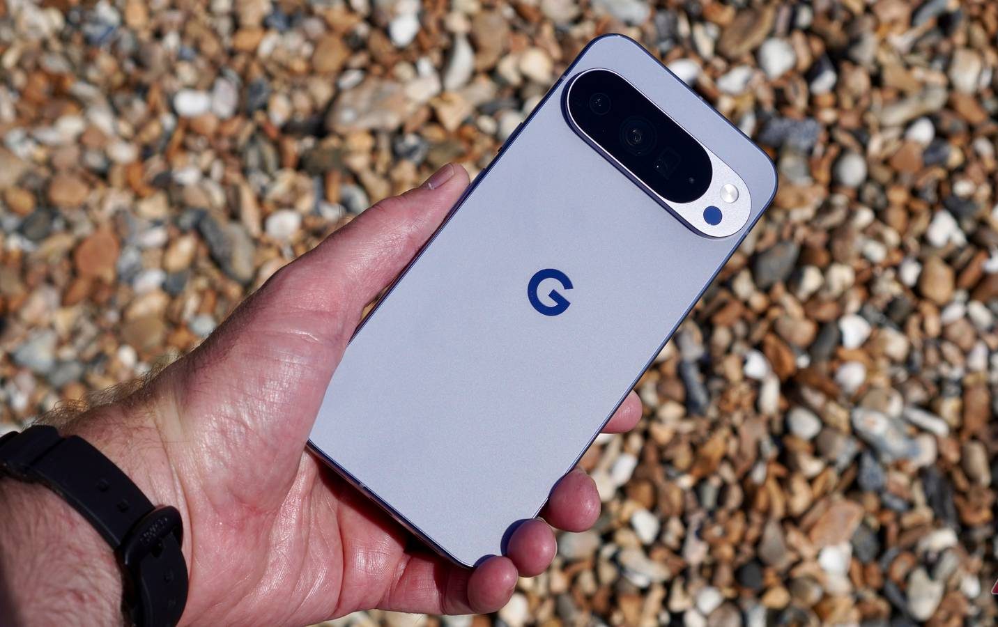 عطل في هاتف Google Pixel 10 يمنع المستخدمين من الاتصال برقم الطوارئ 911: تقرير يكشف التفاصيل والتحذيرات الهامة.