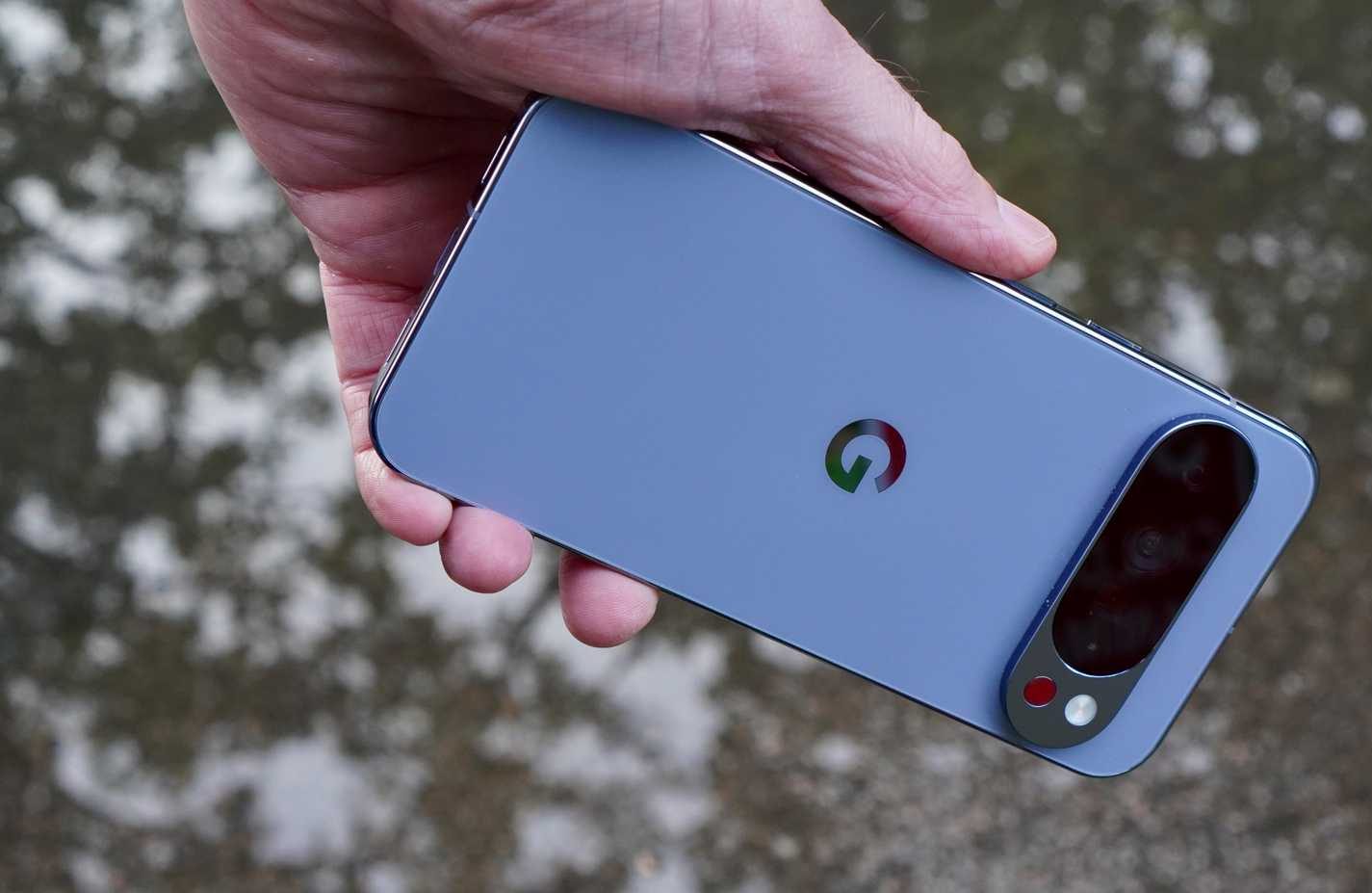 شخص يحمل Google Pixel 10 Pro XL