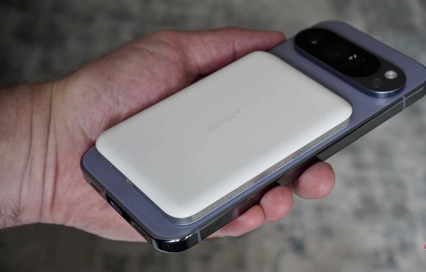 بنك الطاقة Anker Nano على ظهر Google Pixel 10 Pro XL