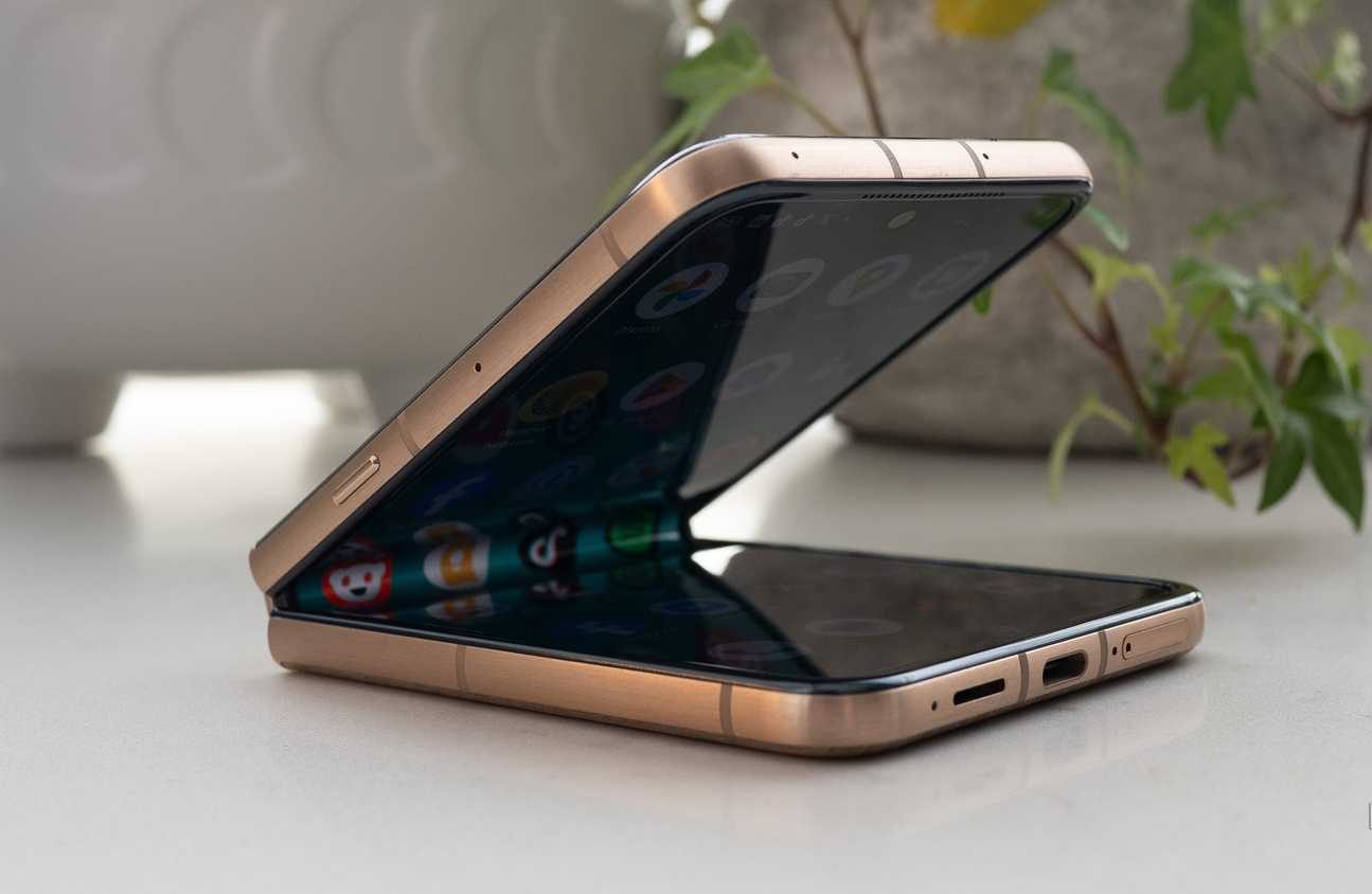 Razr Ultra (2025) closed