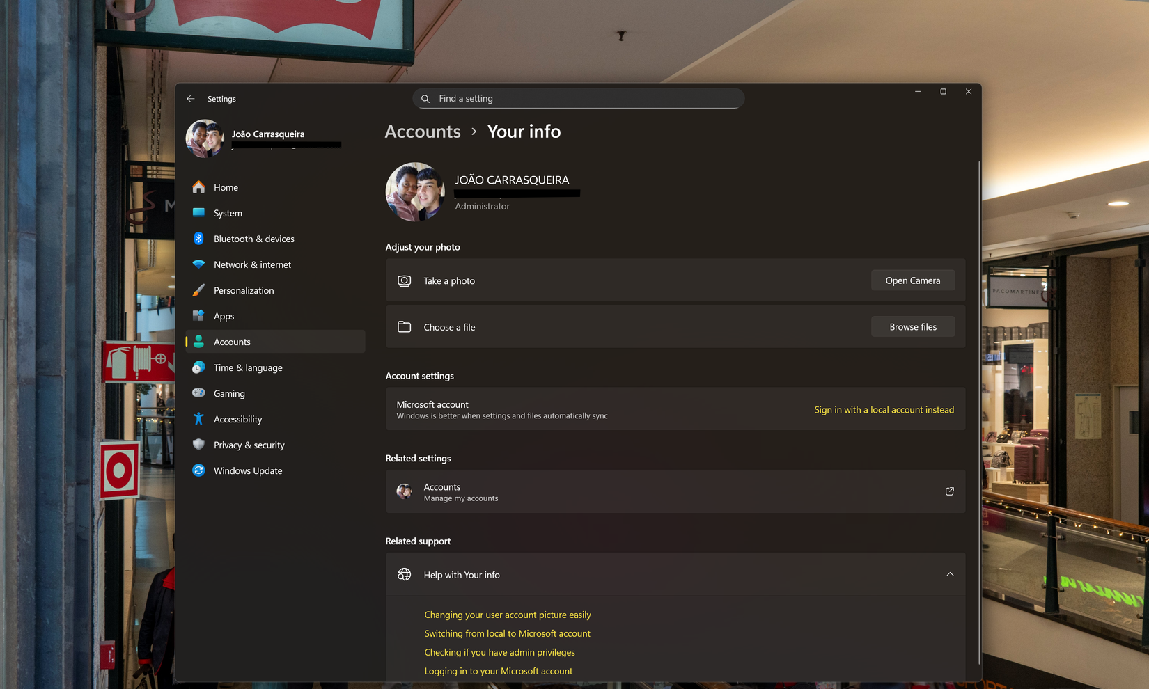 لقطة شاشة لإعدادات الحساب في Windows 11 تعرض خيار التبديل إلى حساب محلي