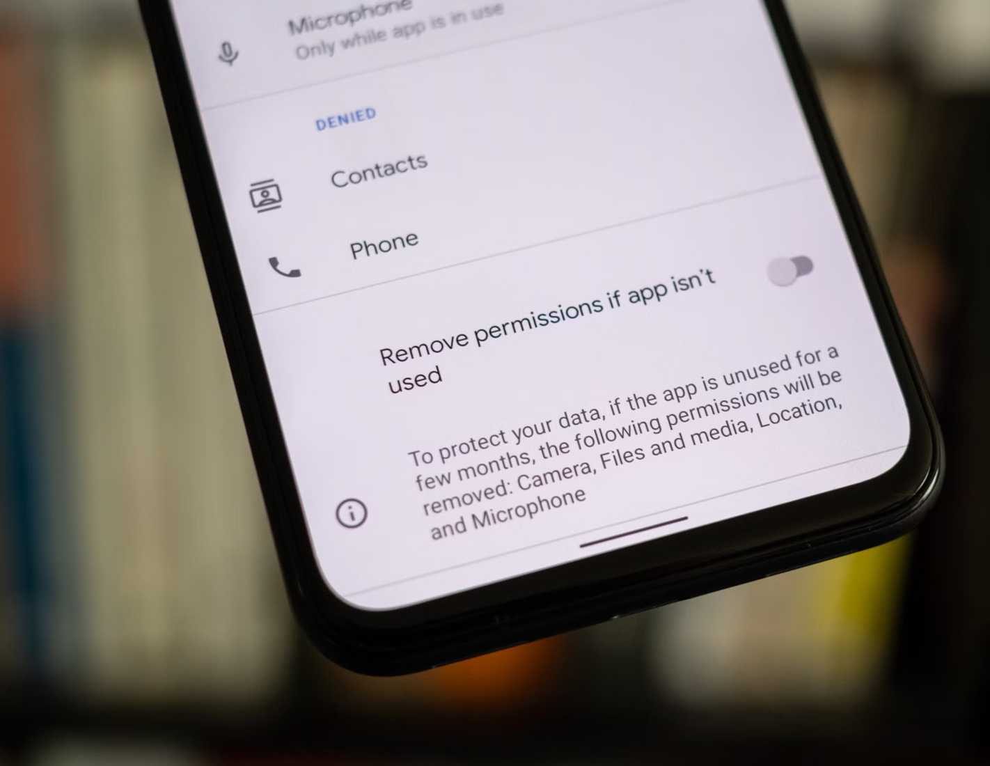 صورة لهاتف يظهر خيار إزالة صلاحيات أحد التطبيقات