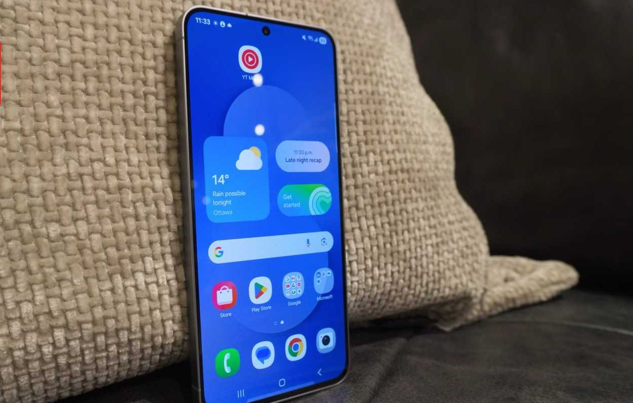 Samsung Galaxy S25 FE مع شارة جائزة IFA 2025