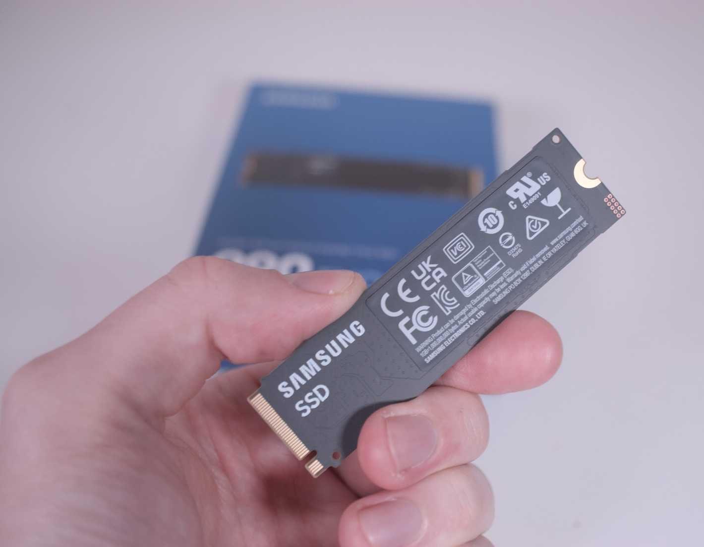 samsung-990-evo-ssd-holding