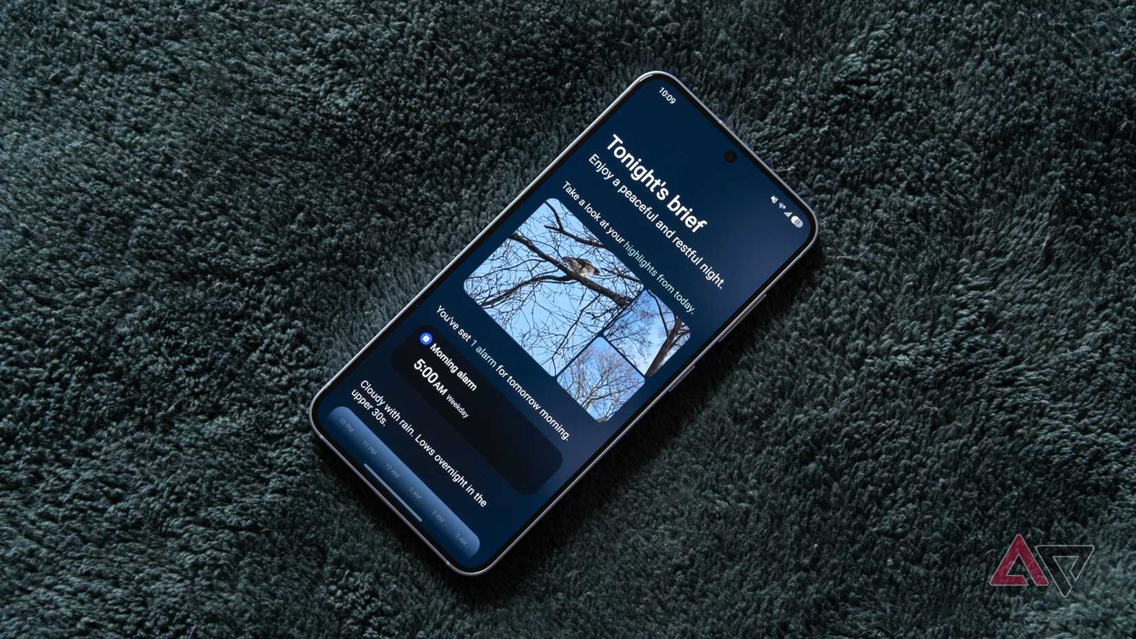 The Samsung Galaxy S25 showing a Now Brief