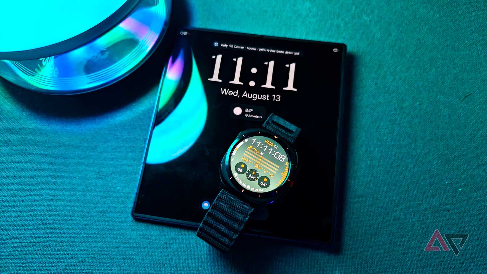 ساعة Samsung Galaxy Watch Ultra تعرض وجه الساعة وهي موضوعة على هاتف Galaxy Z Fold 7