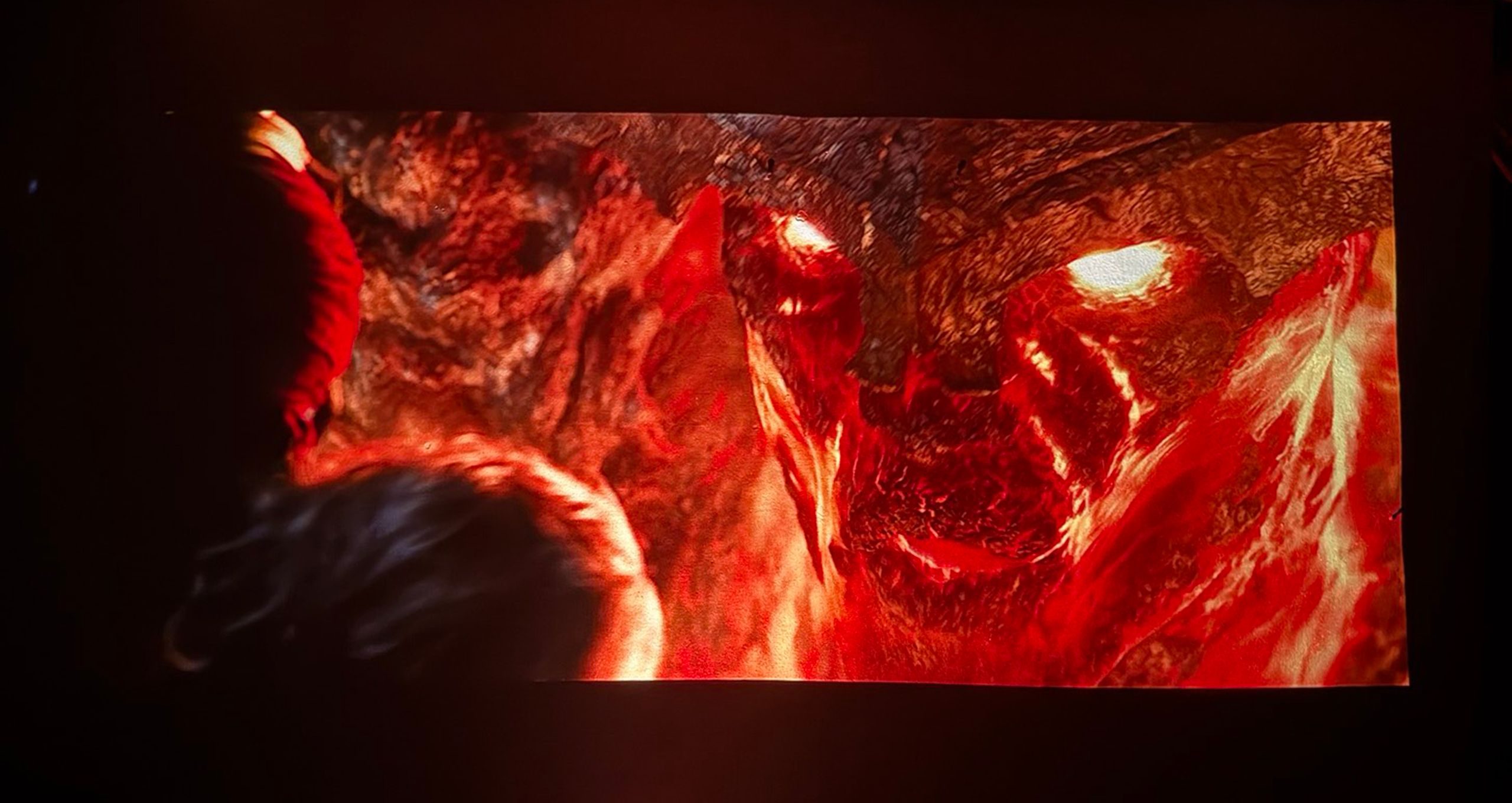 لقطة من فيلم Thor:Ragnarok مع جهاز العرض Samsung Premiere 5