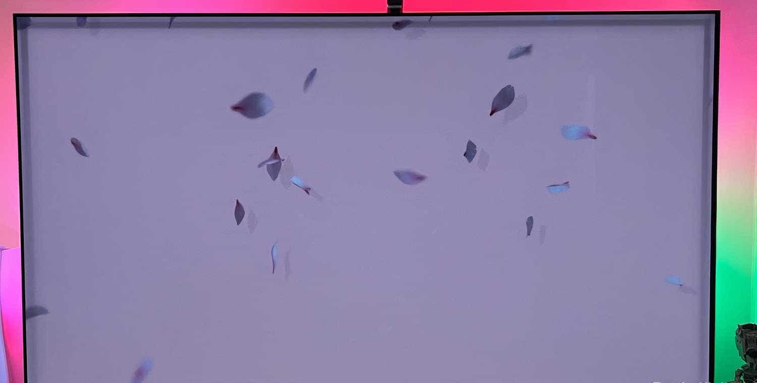 تلفزيون Samsung OLED الذكي في وضع Ambient Mode.