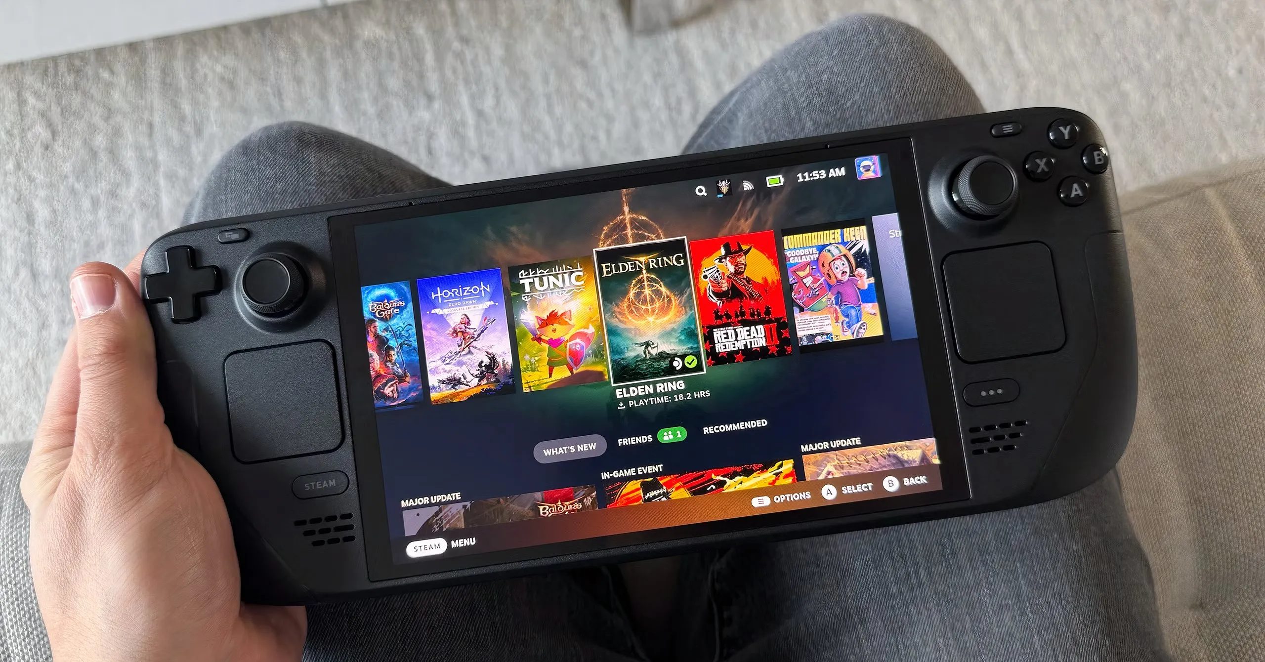 جهاز Steam Deck OLED محمول على الركبة