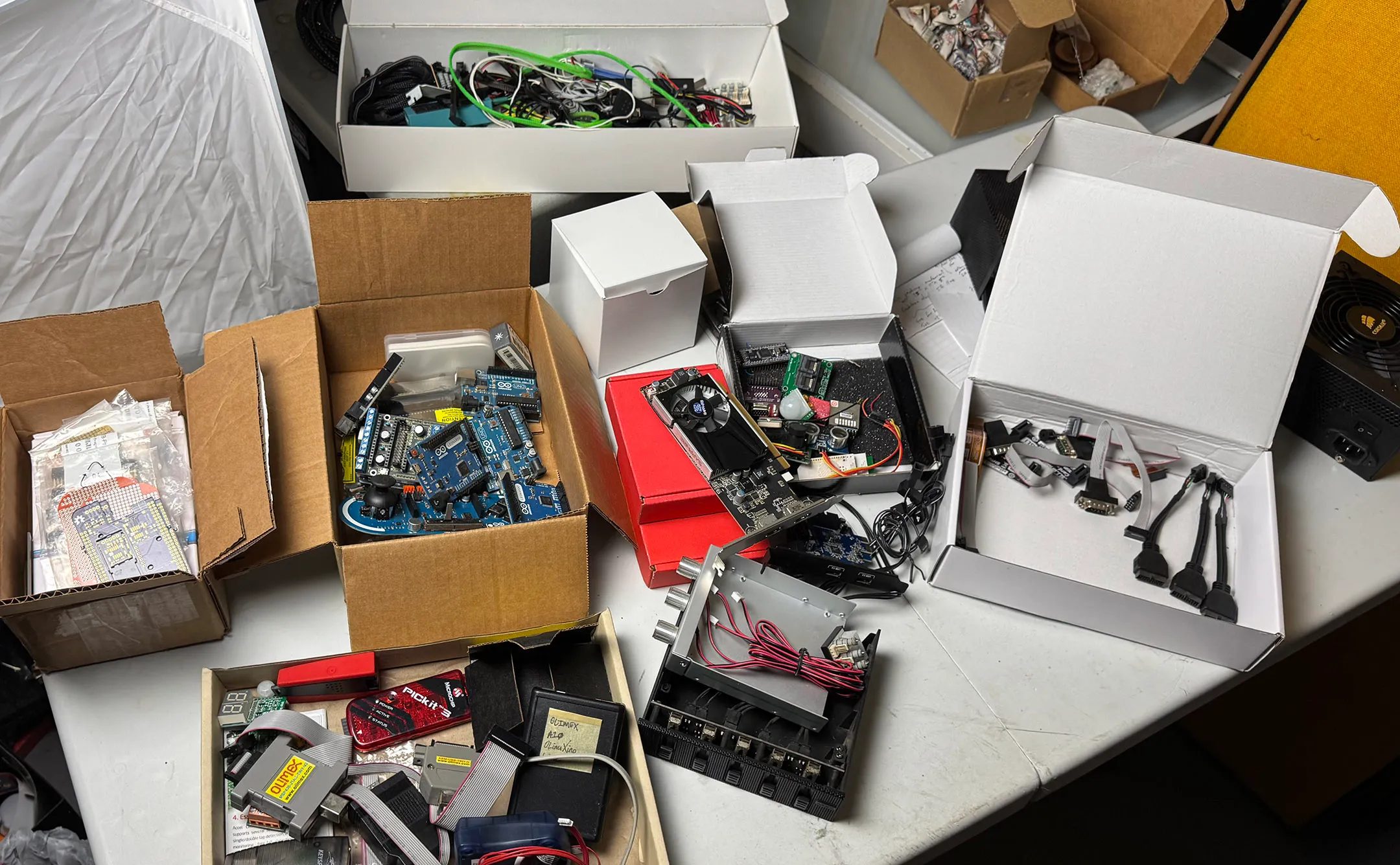 table-with-many-pc-and-electronic-components