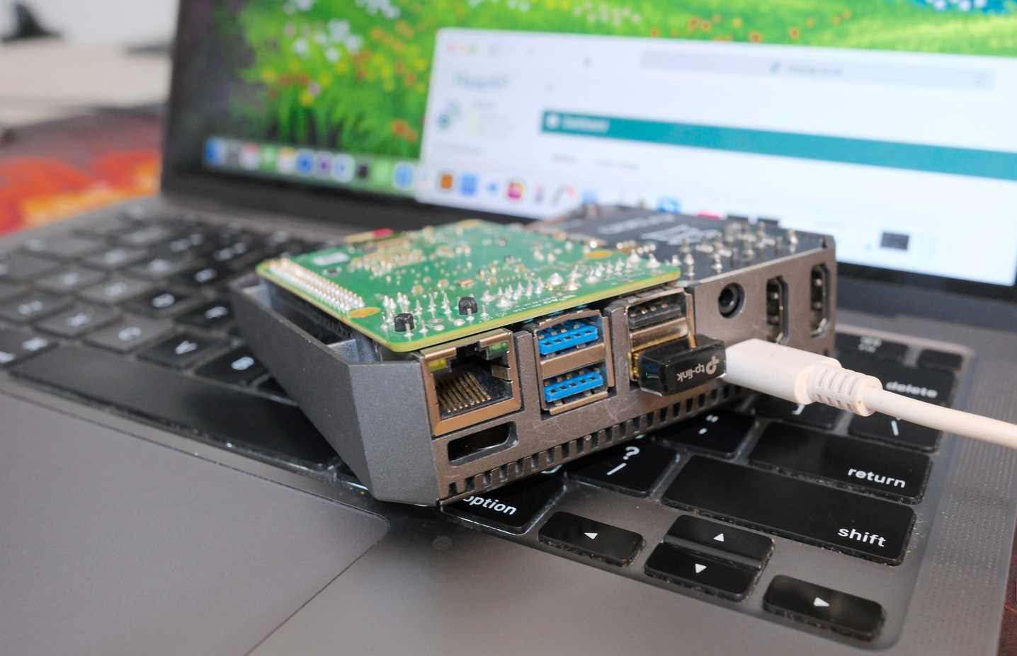 Raspberry مع محول USB Wi-Fi متصل لتحويله إلى جهاز توجيه للسفر