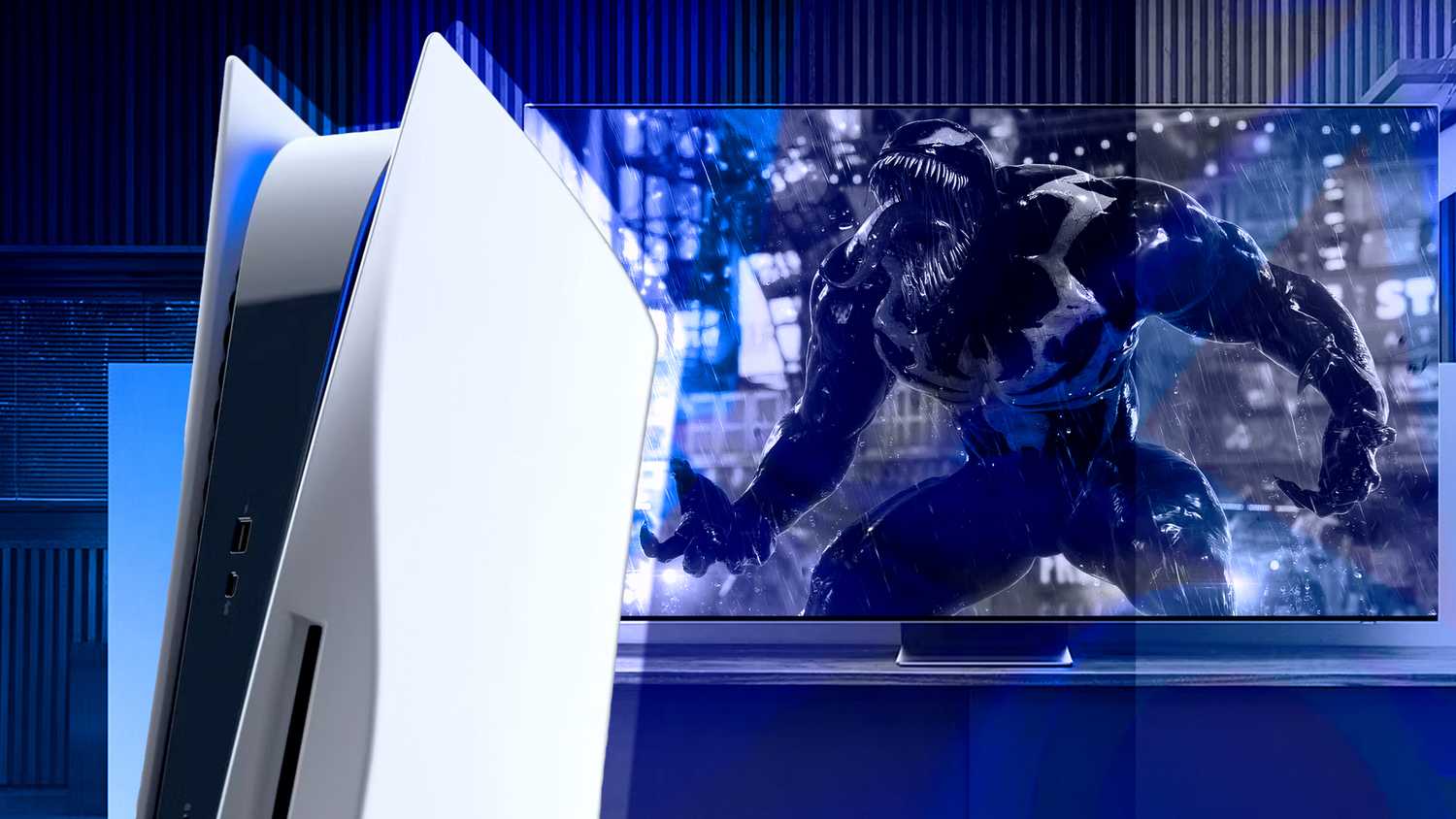 جهاز PS5 وتلفزيون مع Venom في الخلفية.