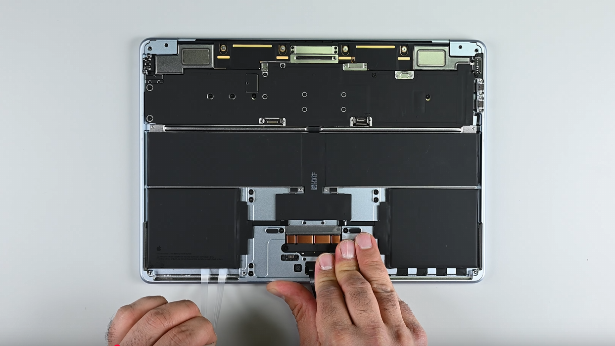 لقطات من فيديو تفكيك جهاز MacBook Air M4 من iFixIt.