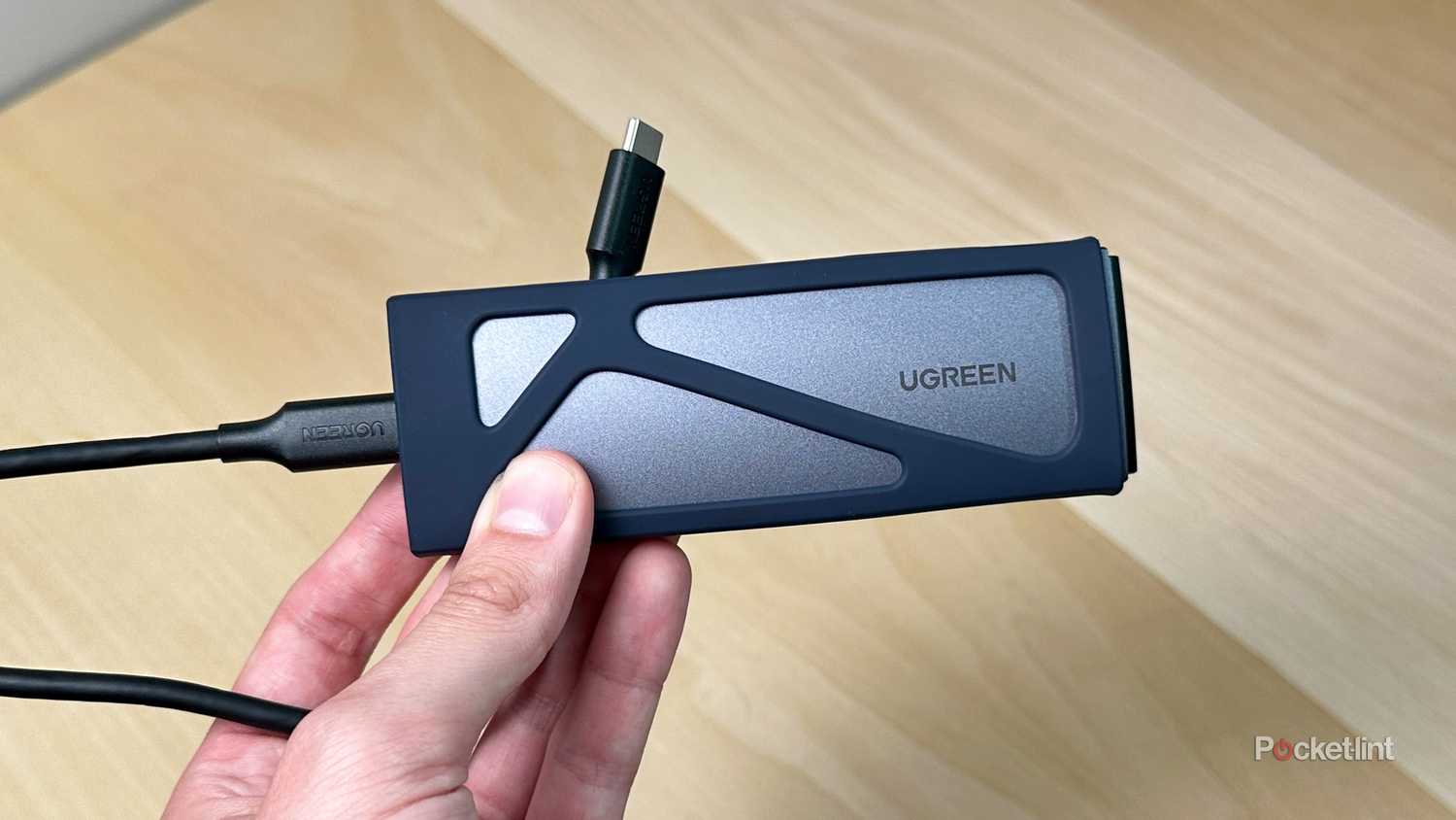 علبة UGREEN SSD في اليد.