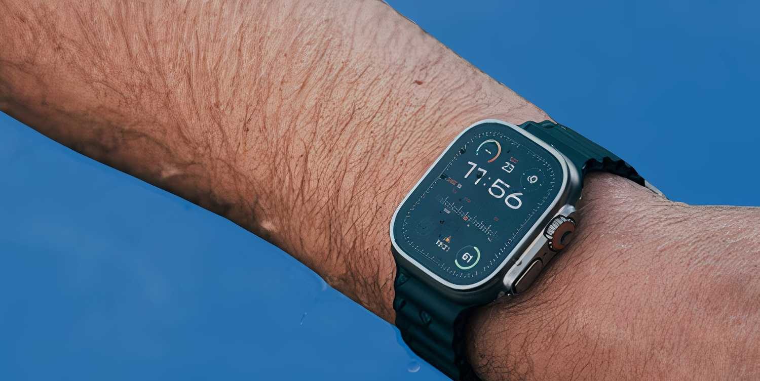 ذراع يرتدي ساعة Apple Watch Ultra 2 يخرج من الماء.