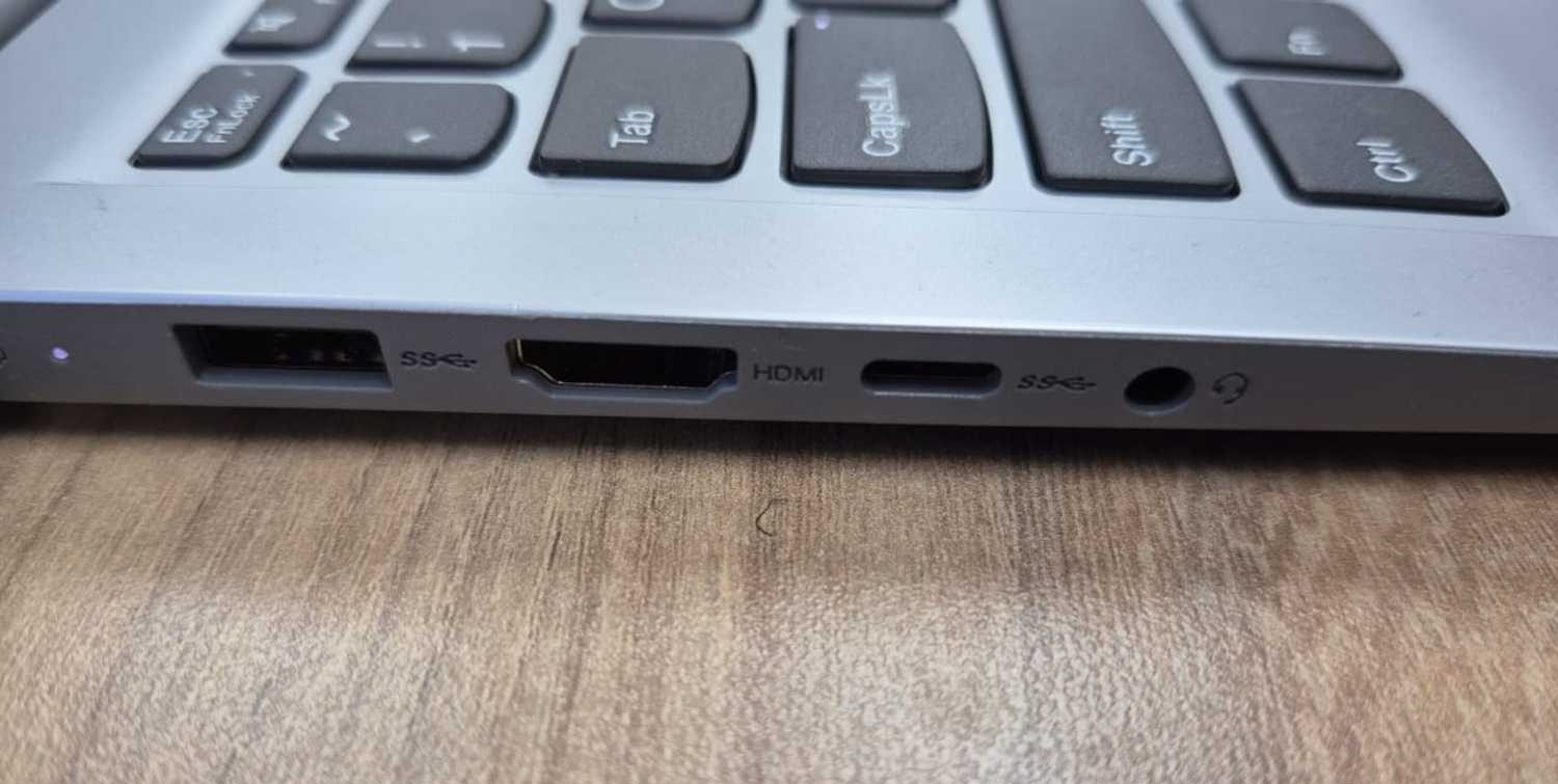 منافذ USB في جهاز لابتوب Asus