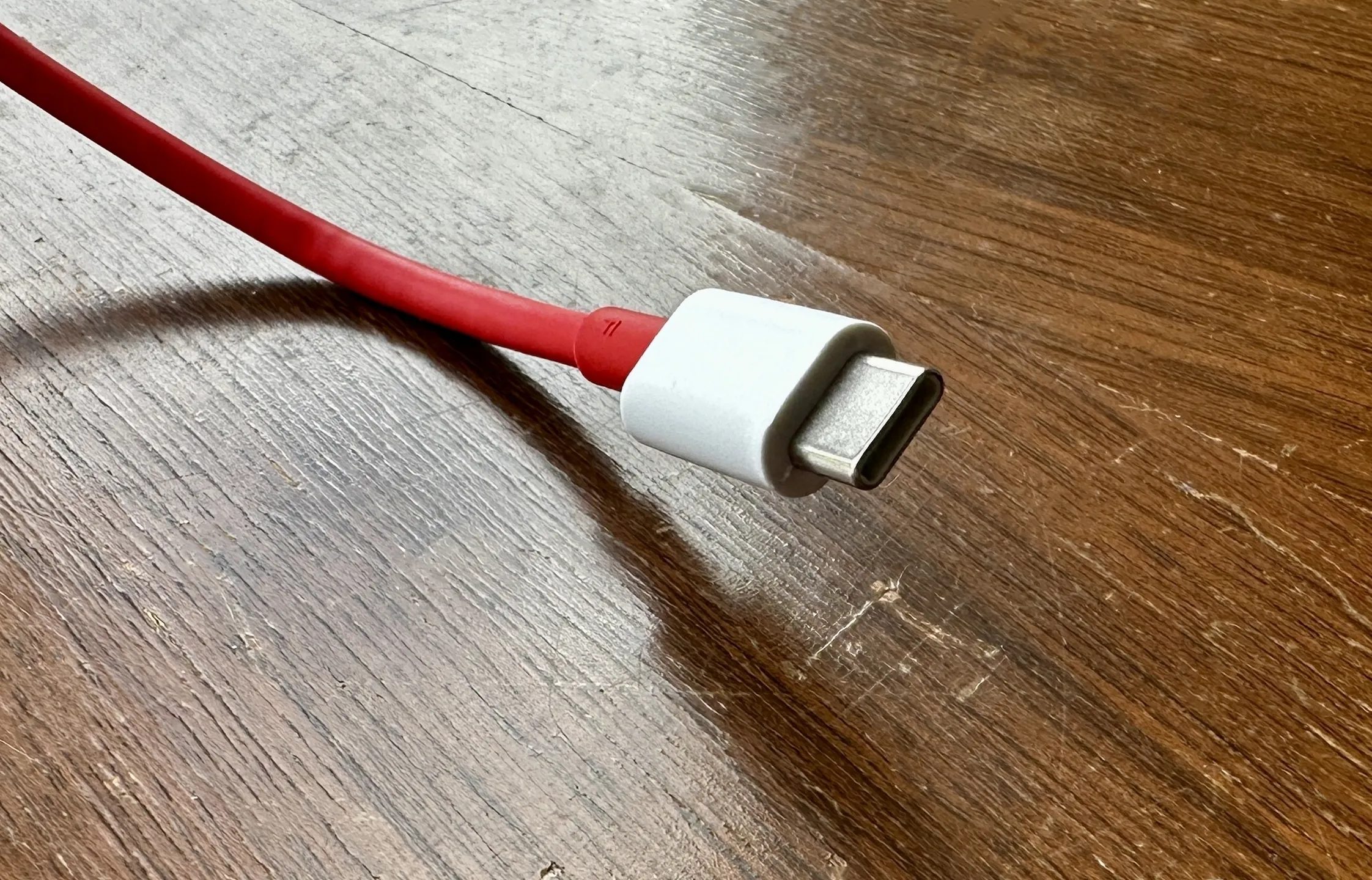 سلك USB-C أحمر على صندوق أرز قديم.