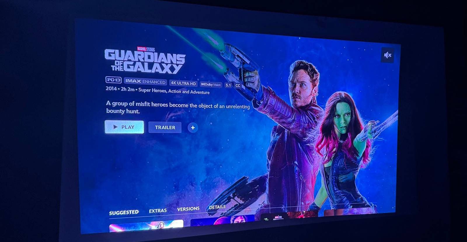 لماذا يُفضّل استخدام شاشة عرض مع جهاز البروجكتور (Projector) بدلاً من الحائط: دليل شامل