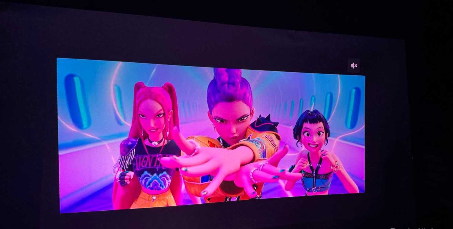 شاشة عرض Valerion تعرض مسلسل Kpop Demon Hunters على Netflix