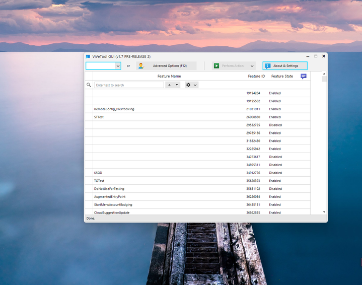 لقطة شاشة لواجهة المستخدم الرسومية ViVeTool على خلفية سطح المكتب