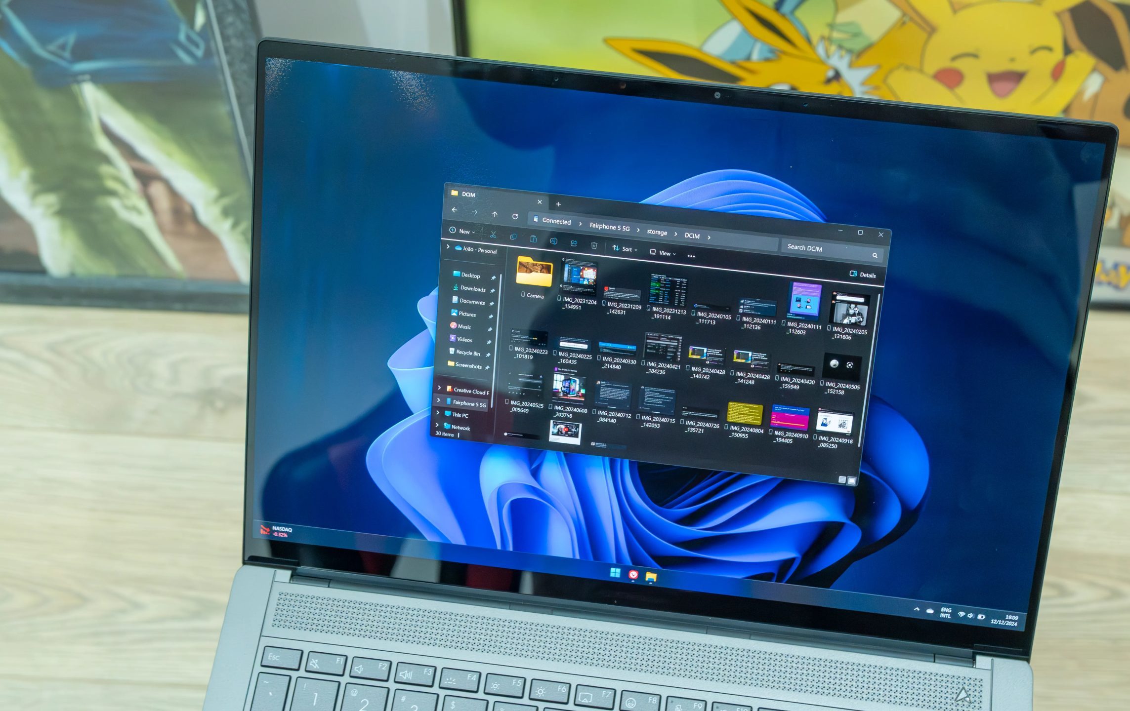 جهاز لابتوب يعمل بنظام Windows 11 ويشغل مستكشف الملفات لعرض الملفات من هاتف Android متصل