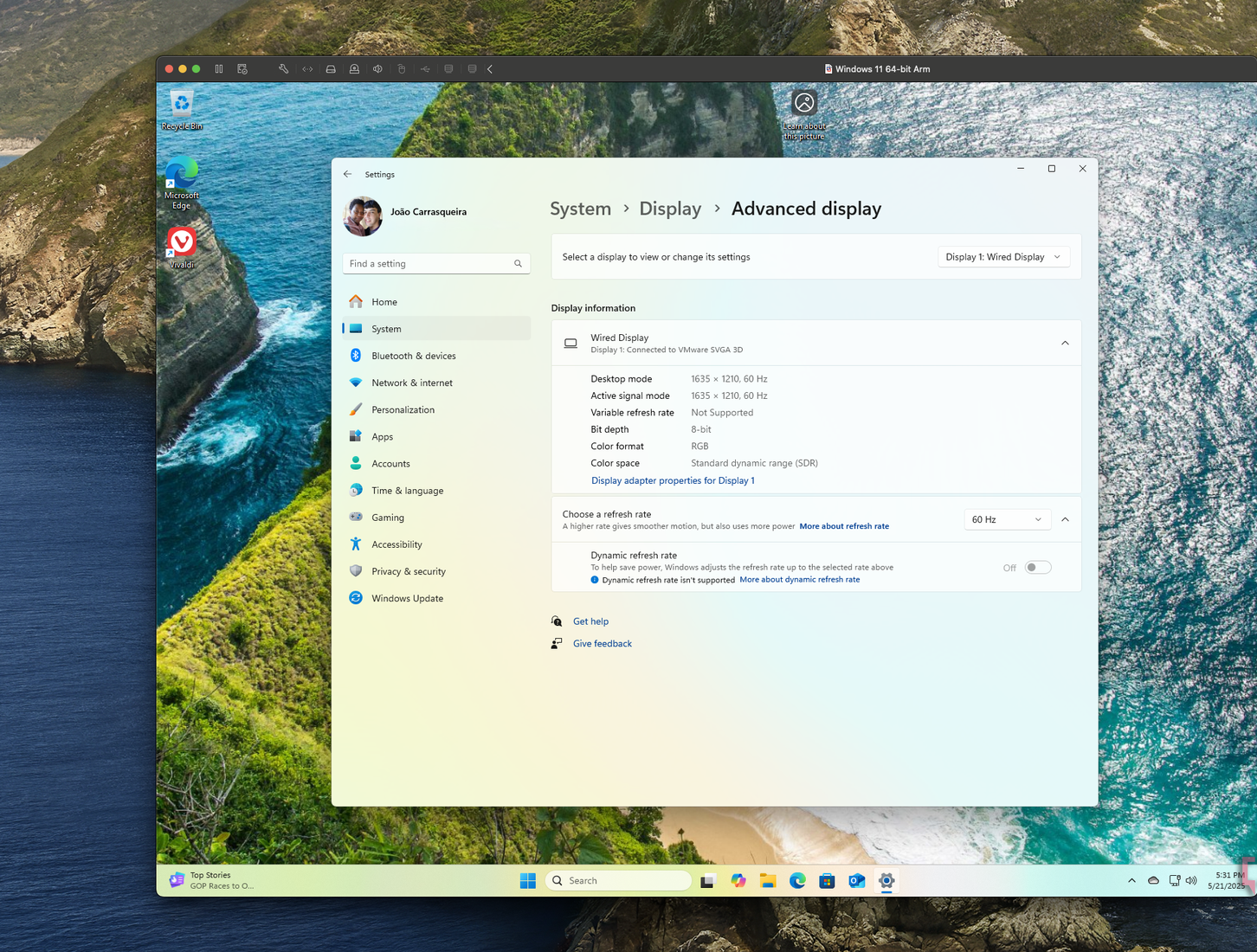 لقطة شاشة لنظام Windows 11 يعمل في VMware Fusion على نظام Mac، تعرض تطبيق الإعدادات مع إعدادات العرض التي توضح أن معدل التحديث هو 60 هرتز