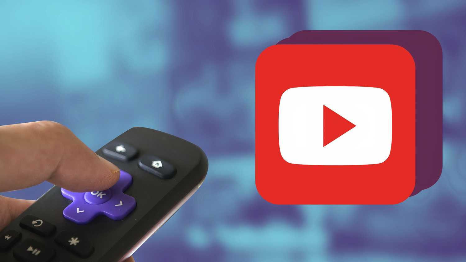 شخص يحمل جهاز تحكم Roku TV ويشير به إلى أيقونة YouTube.