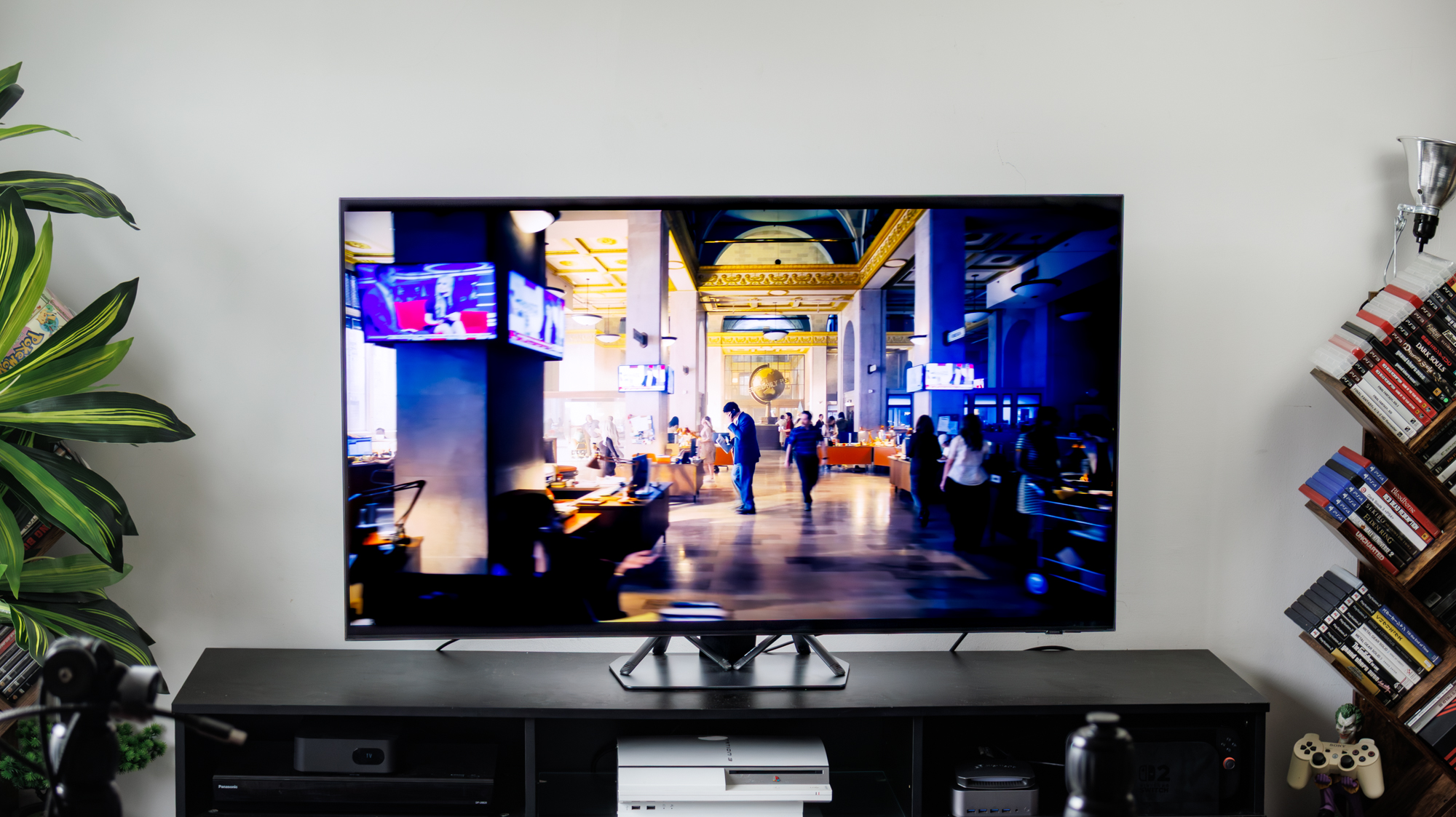 تلفزيون Samsung QN90F Neo QLED في غرفة معيشة