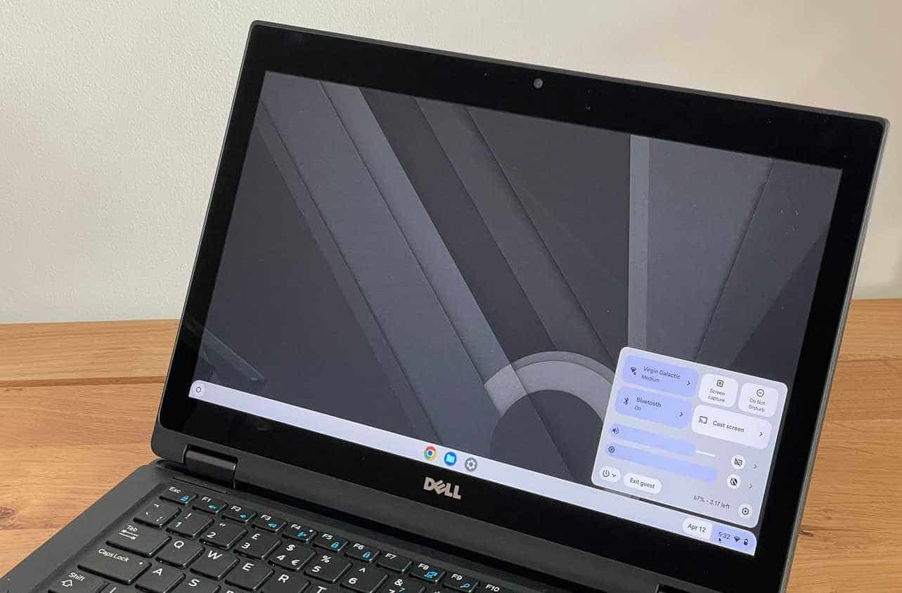 ChromeOS Flex على جهاز كمبيوتر محمول Dell على طاولة.