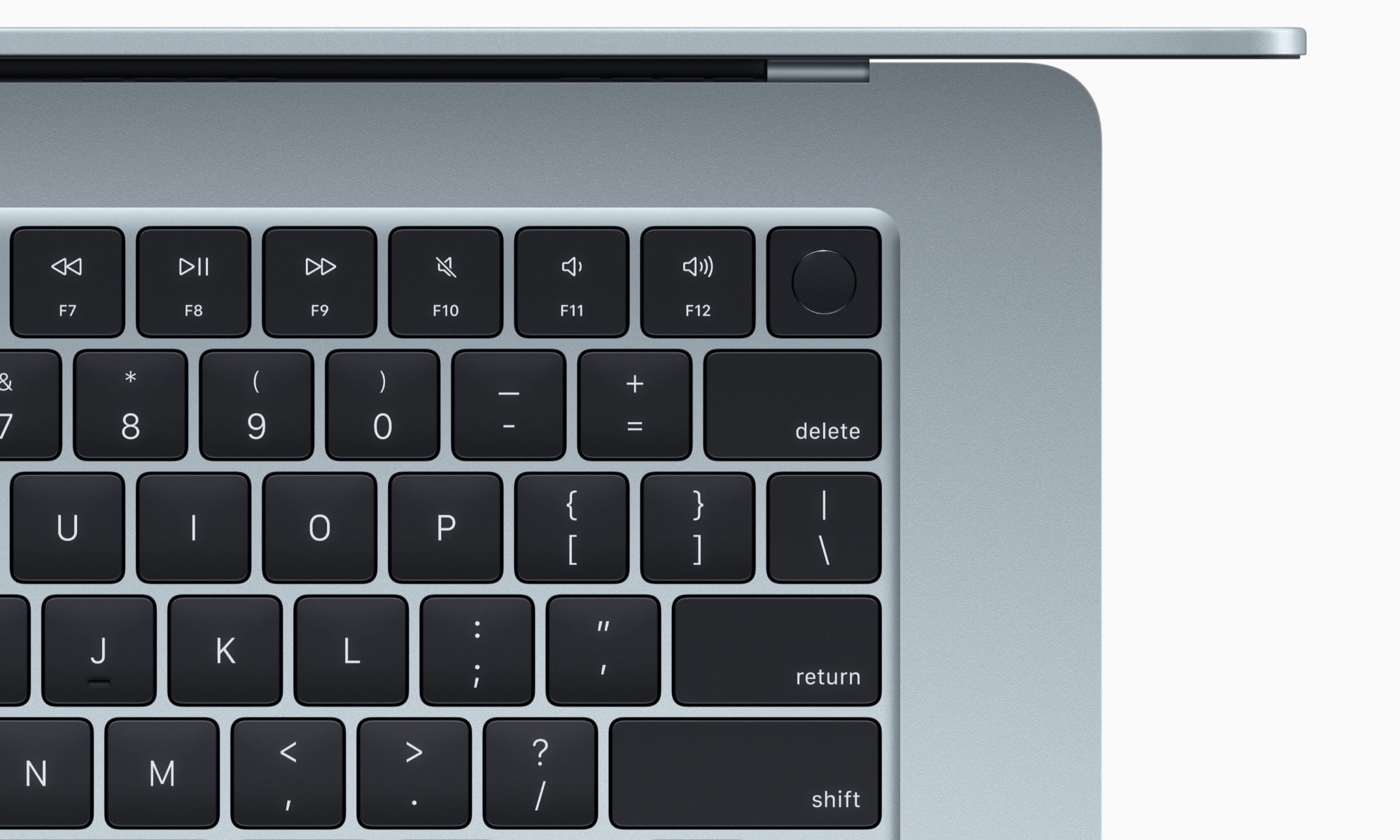 صورة مقربة للوحة مفاتيح Apple MacBook Air تظهر مستشعر Touch ID