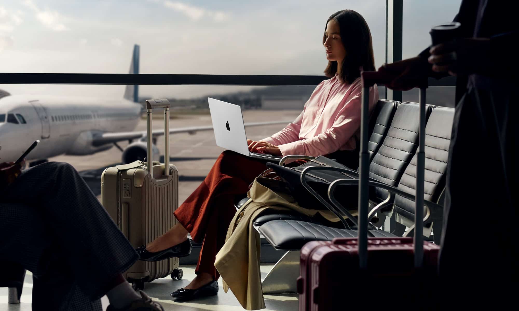 Apple MacBook Pro 14 in lifestyle travel 251015