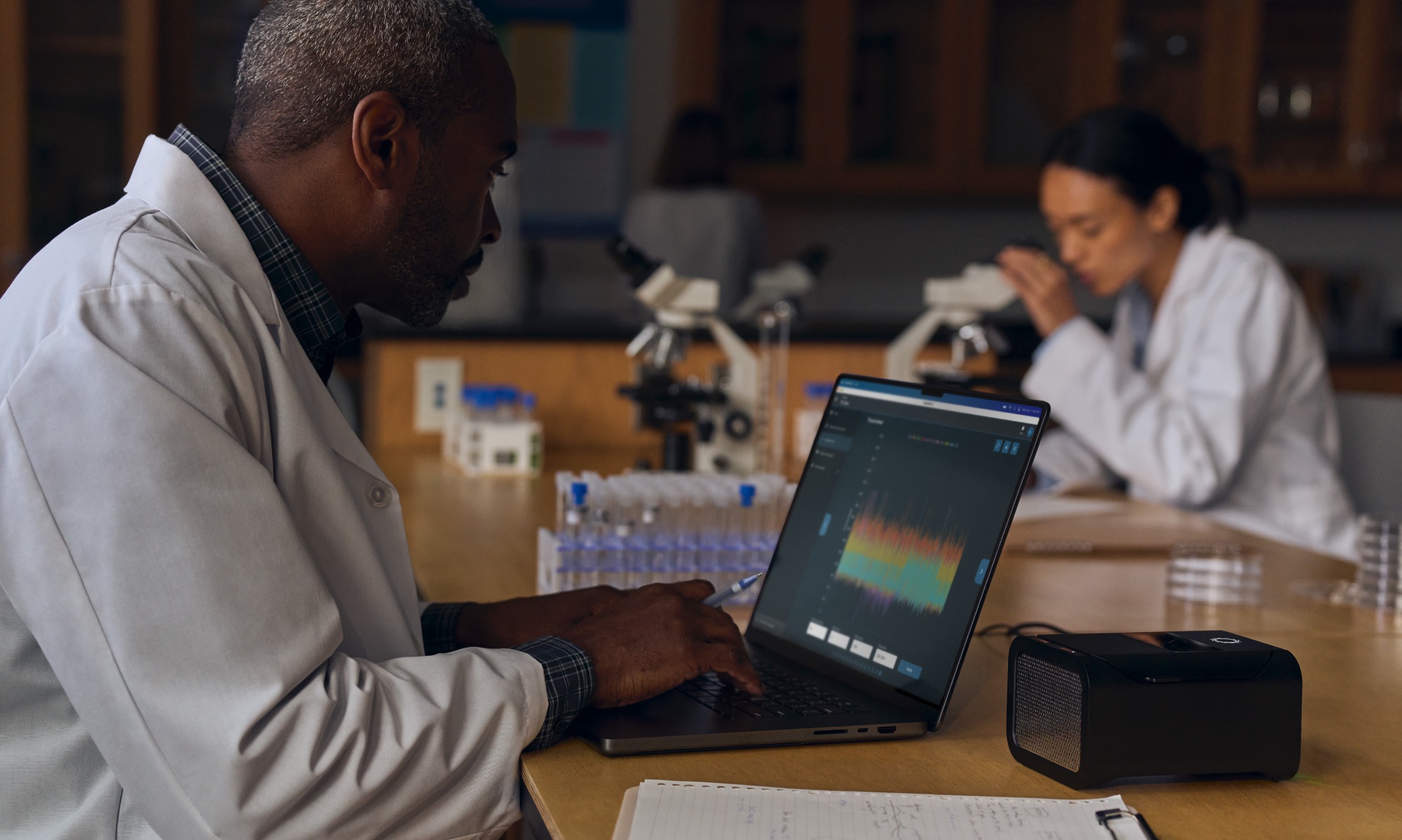 Apple MacBook Pro M4 lifestyle 02