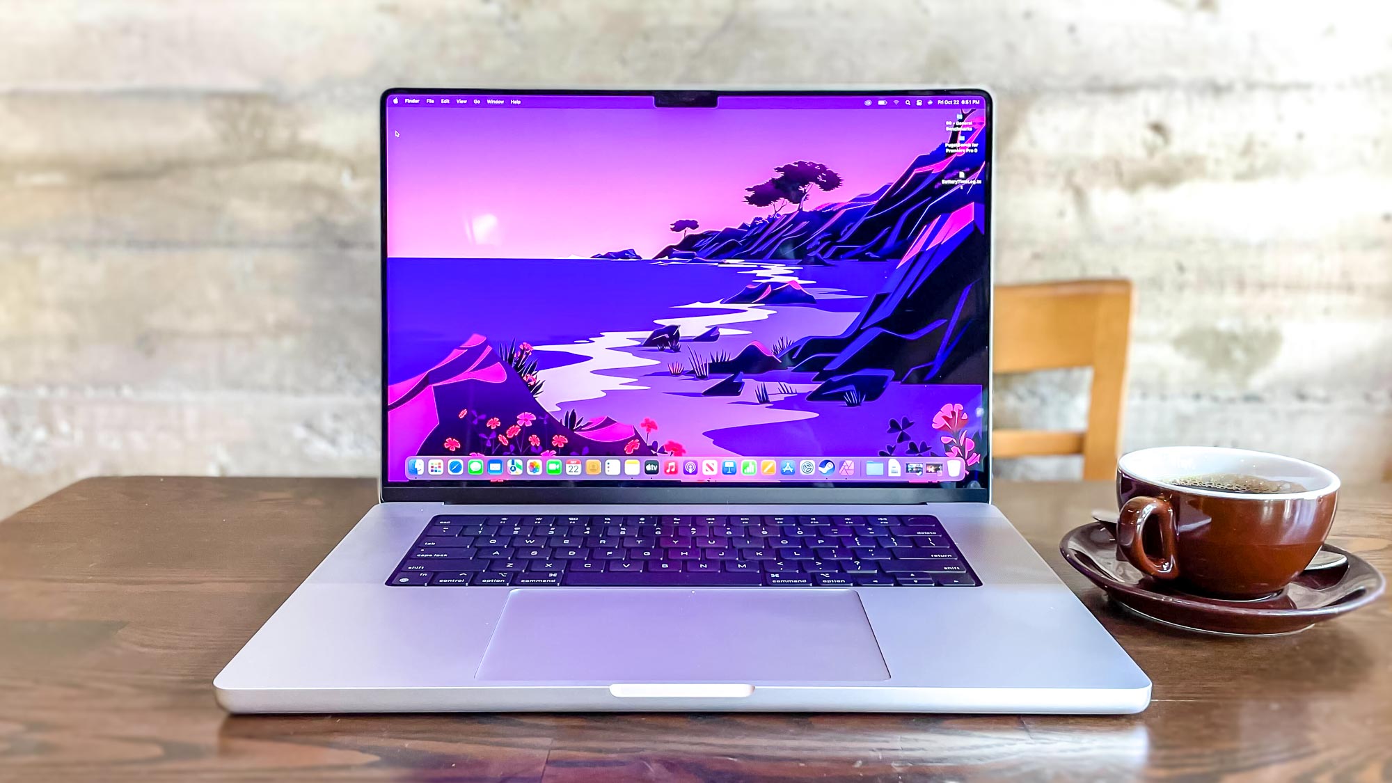 وحدة مراجعة MacBook Pro 2021 (16 بوصة) موضوعة على طاولة قهوة
