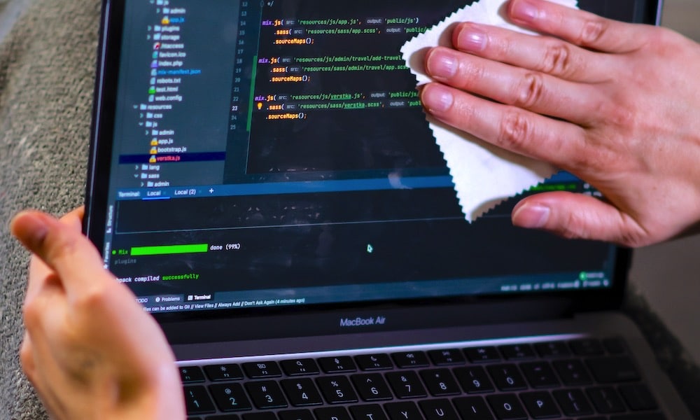 كيفية تنظيف جهاز MacBook Pro أو MacBook Air